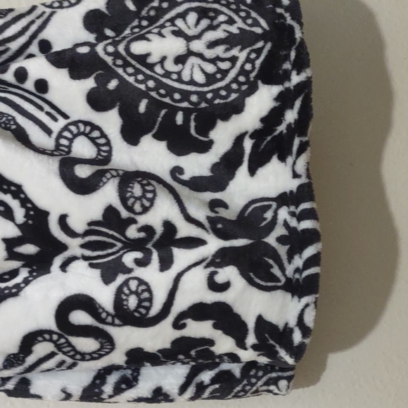 Crimson Gate printed microvelour throw - Picture 6 of 9